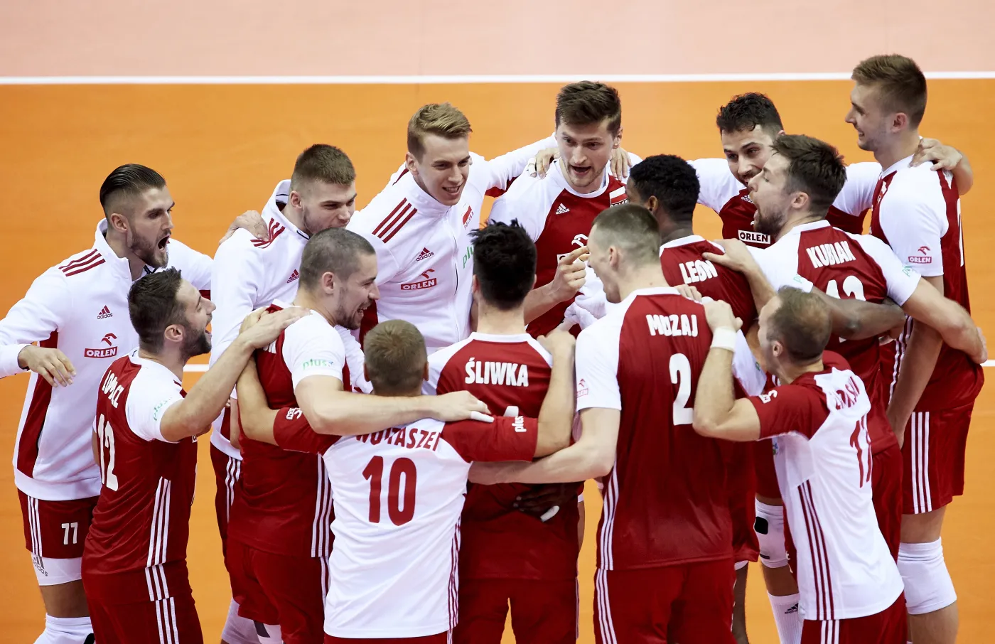 Siatkarze reprezentacji Polski cieszą się z wygranego seta podczas meczu turnieju kwalifikacyjnego do igrzysk olimpijskich ze Słowenią