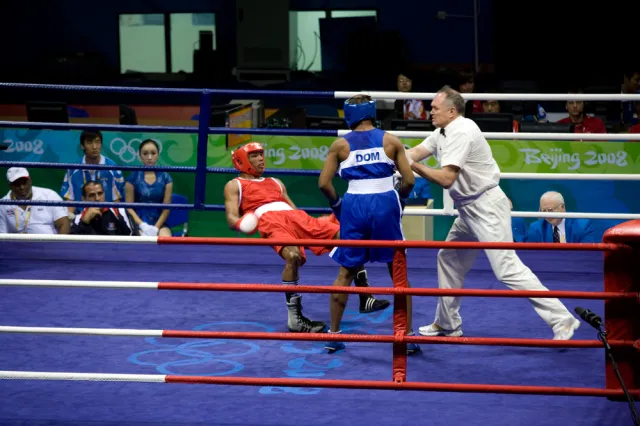 Dwóch bokserów i ich trener zakażeni koronawirusem podczas turnieju w Wielkiej Brytanii