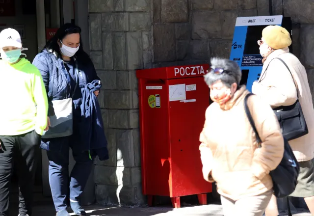 WHO: Nie rekomendujemy powszechnego noszenia masek