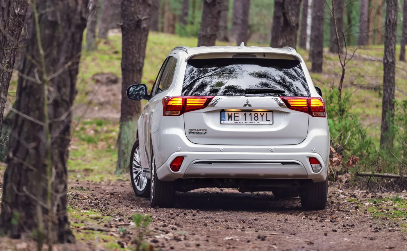 mitsubishi-outlander-phev-2020-12630607.jpg