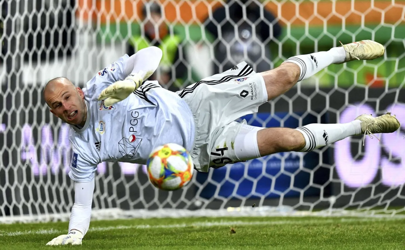 Interwencja bramkarza Górnika Zabrze Martina Chudego