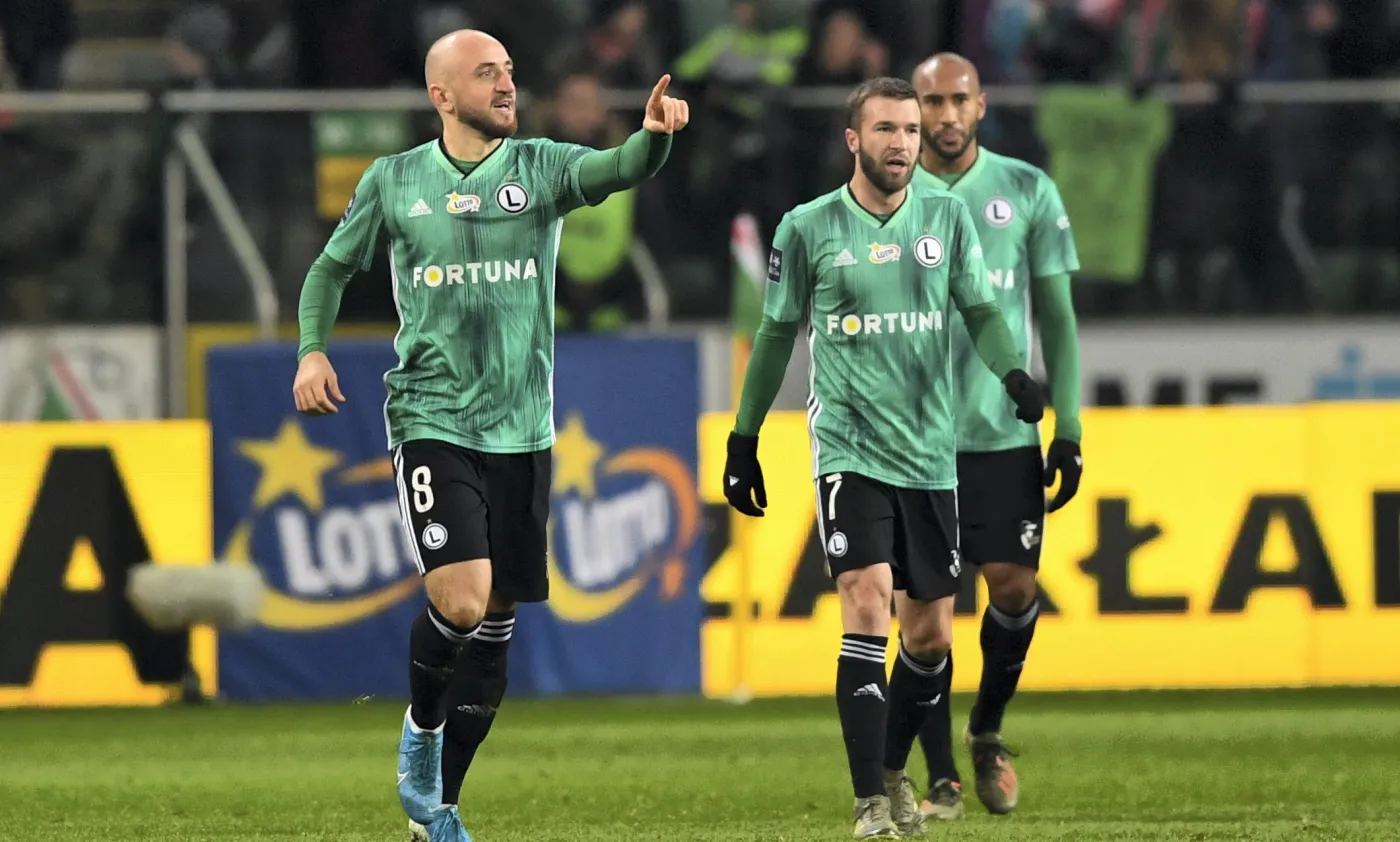 Radość piłkarzy Legii Warszawa - od lewej: Waleriana Gwilii, Domagoja Antolica i Jose Kante po strzeleniu gola w meczu Ekstraklasy z Koroną Kielce