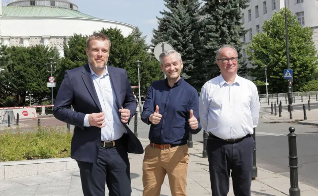 Konfederacja donosi na Czarzastego. Wyciąga też pozostałym liderom Lewicy magnesy z Mao i koszulkę z Marksem