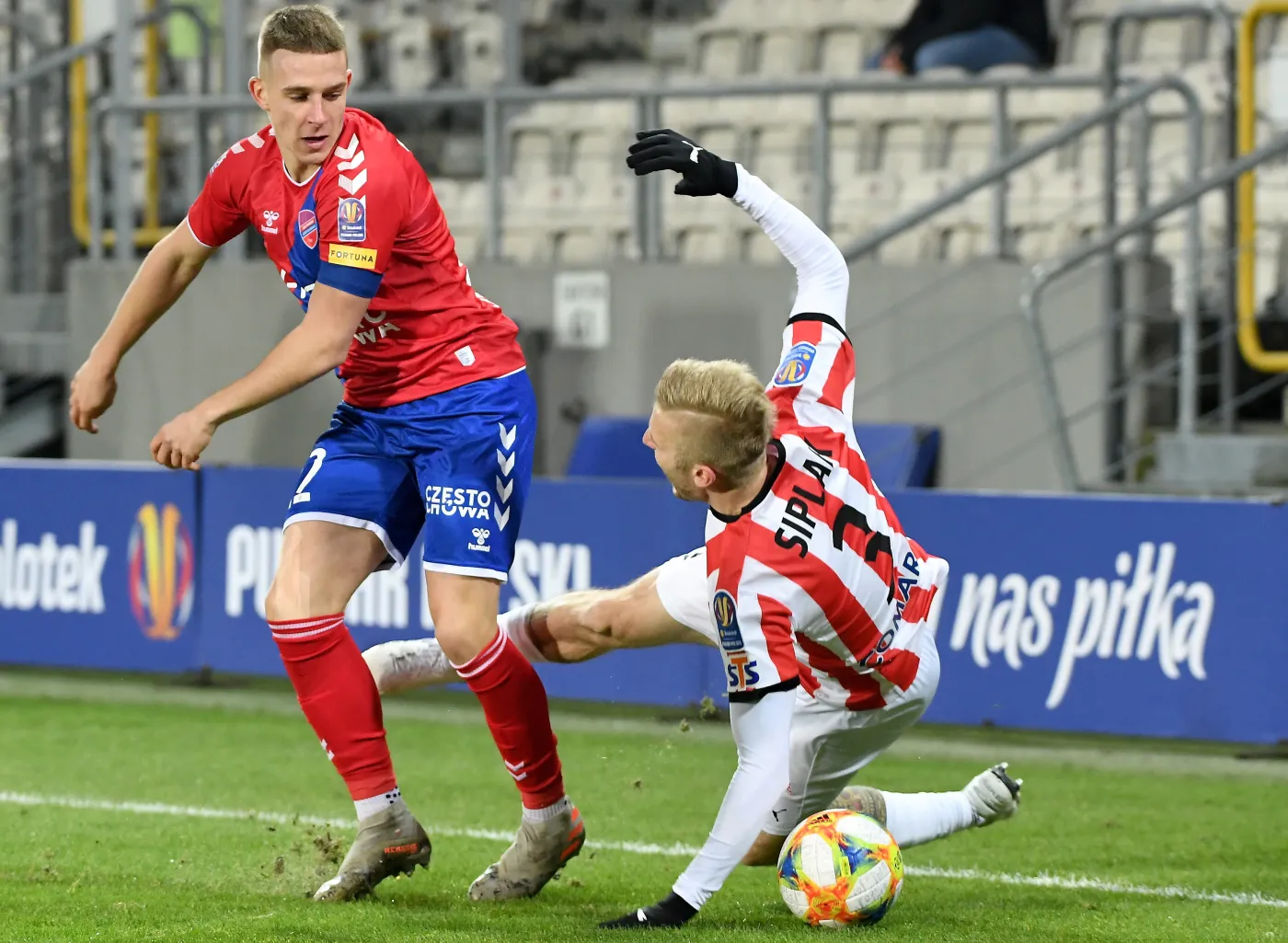 Piłkarz Cracovii Michal Siplak (P) i Michał Skóraś (L) z Rakowa Częstochowa podczas meczu 1/8 finału Pucharu Polski