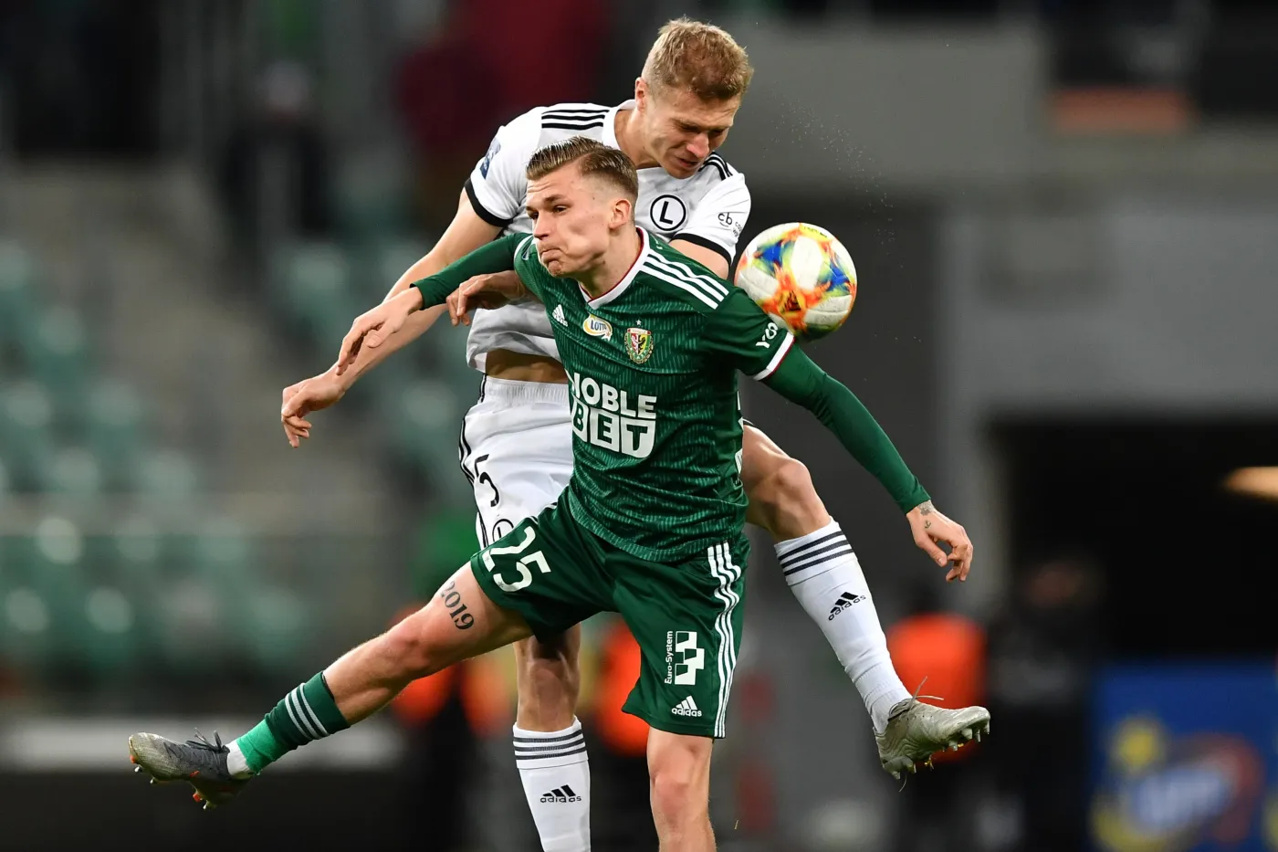 Piłkarz Śląska Wrocław Damian Gąska (przód) i Igor Lewczuk (tył) z Legii Warszawa podczas meczu Ekstraklasy