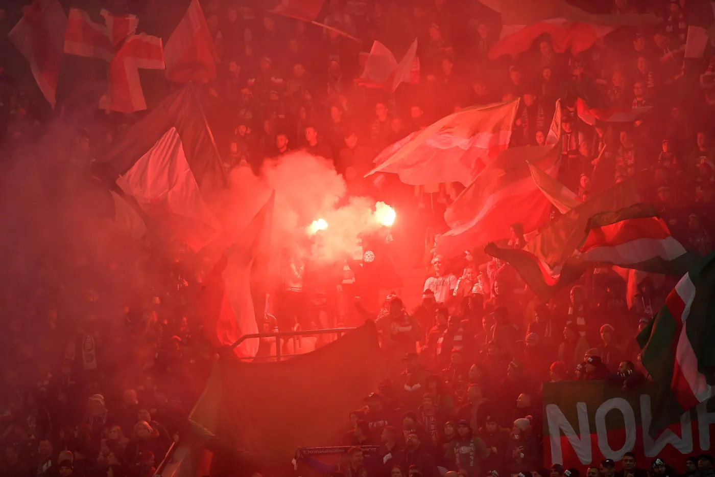 Kibice Śląska Wrocław podczas meczu piłkarskiej Ekstraklasy z Legią Warszawa