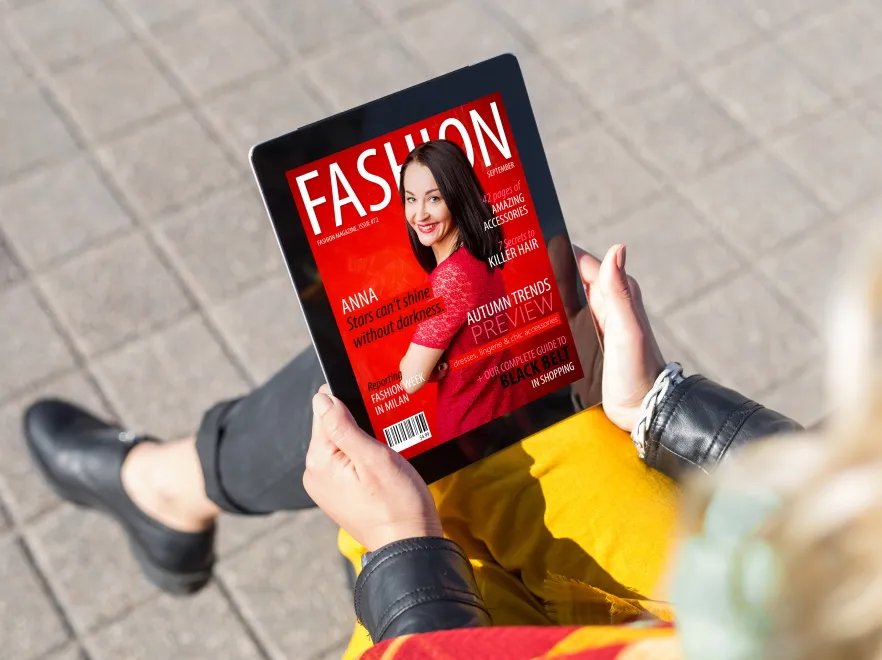 Kobieta czyta magazyn o modzie