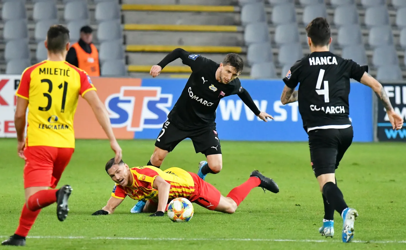 Zawodnik Korony Kielce Michael Gardawski (dół) i Cornel Rapa (góra) z Cracovii podczas meczu 19. kolejki piłkarskiej Ekstraklasy