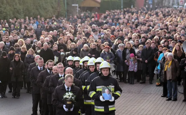 Tłumy na pogrzebie ofiar eksplozji domu w Szczyrku [ZDJĘCIA]