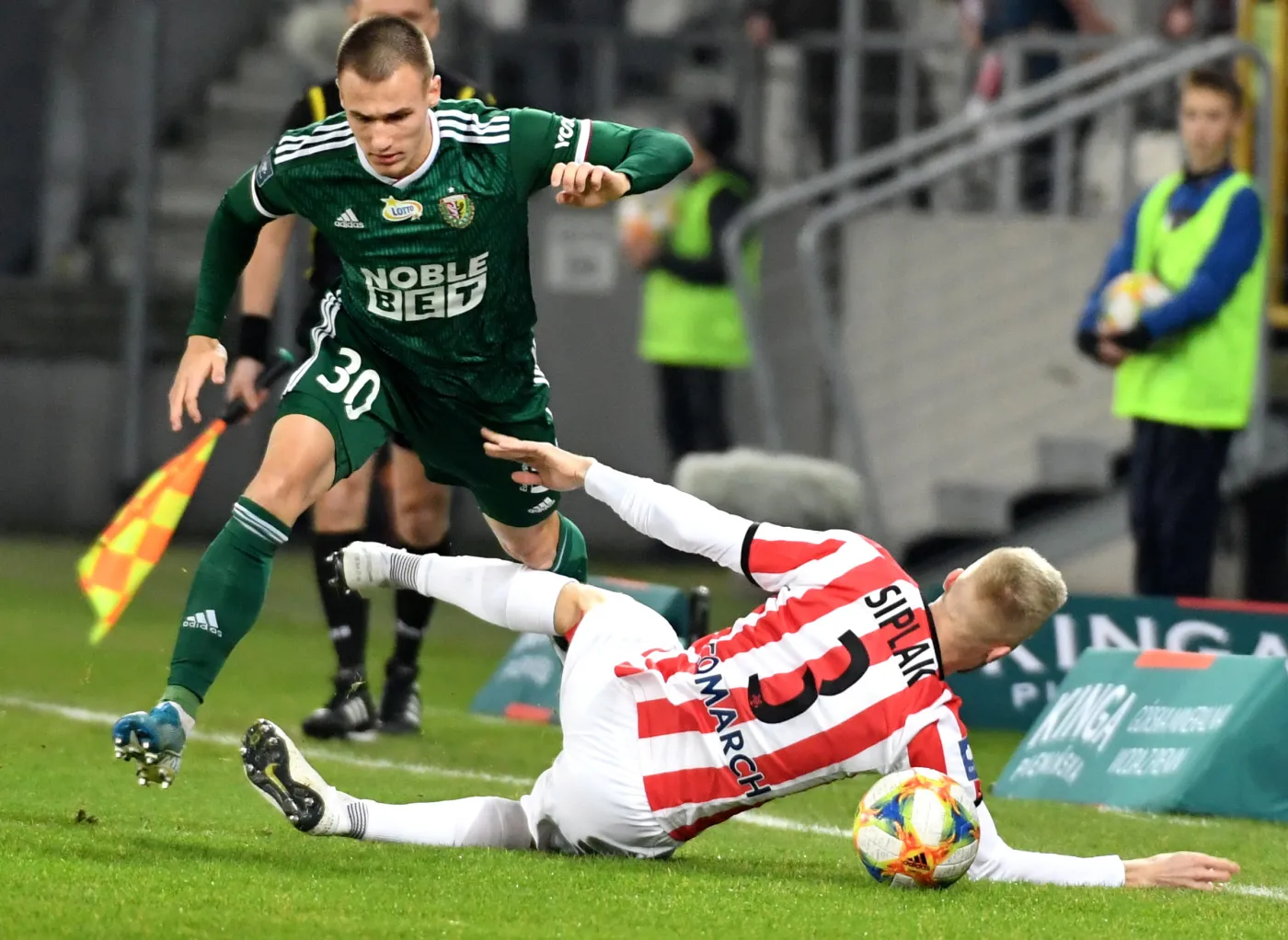 Piłkarz Cracovii Michal Siplak (P) i Kamil Dankowski (L) ze Śląska Wrocław podczas meczu Ekstraklasy