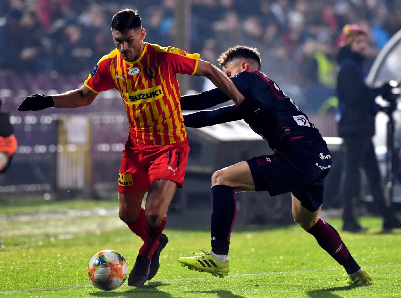 Piłkarz Pogoni Szczecin Hubert Matynia (P) i Michael Gardawski (L) z Korony Kielce podczas meczu Ekstraklasy