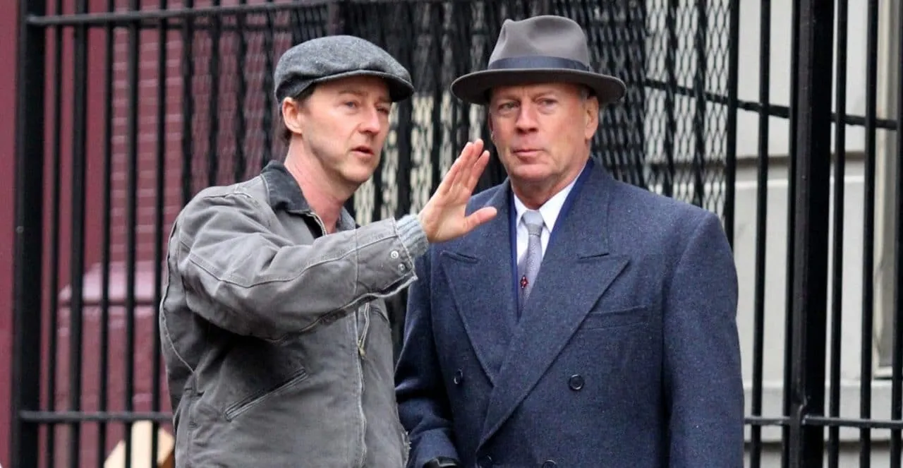 12814083-edward-norton-i-bruce-willis-w.jpg