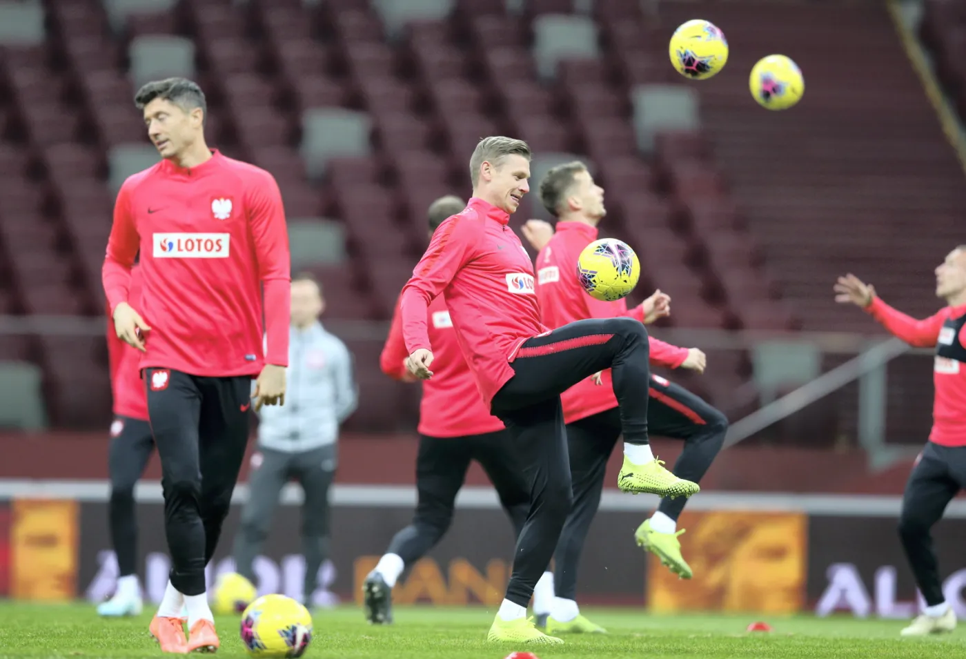 Piłkarze reprezentacji Polski Robert Lewandowski (L) i Łukasz Piszczek (P) podczas treningu