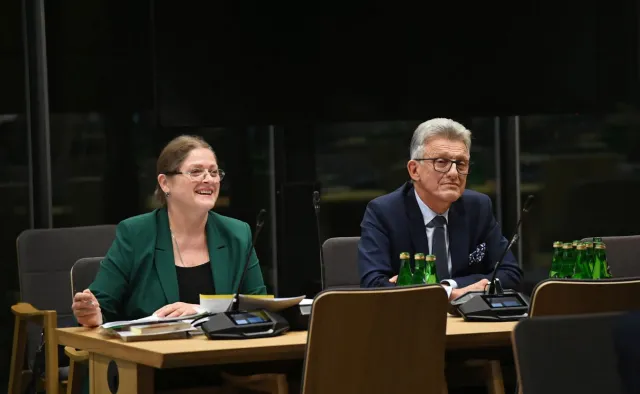 Sejmowa komisja rekomenduje kandydatury Pawłowicz i Piotrowicza do TK. "Jesteście dumni?"