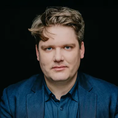 Dominik Héjj, doktor nauk społecznych w zakresie nauk o polityce. Analityk polityki węgierskiej. Autor książki „Węgry na nowo"