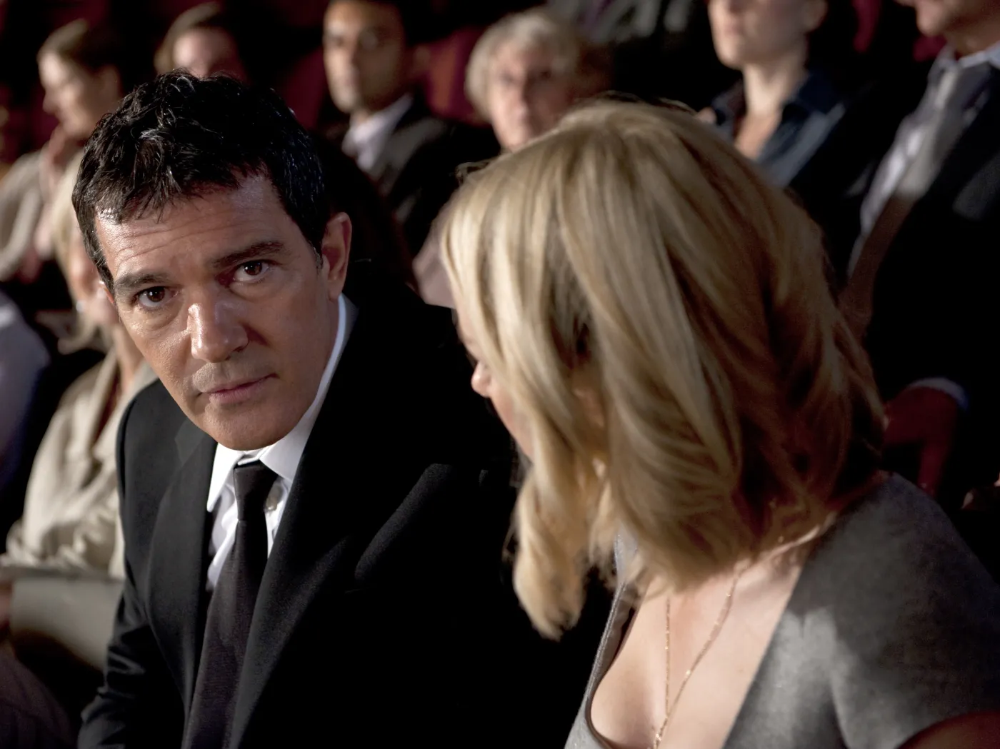 Poznasz przystojnego bruneta? Lepiej nie...