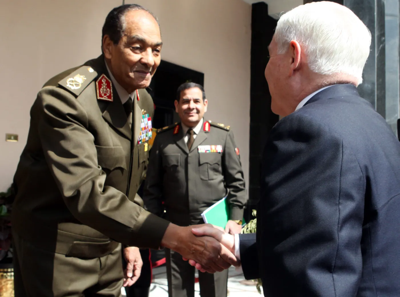 Przywódca wojskowej rady rządzącej Egiptem, Mohamed Husejn Tantawi z sekretarzem obrony USA Robertem Gatesem