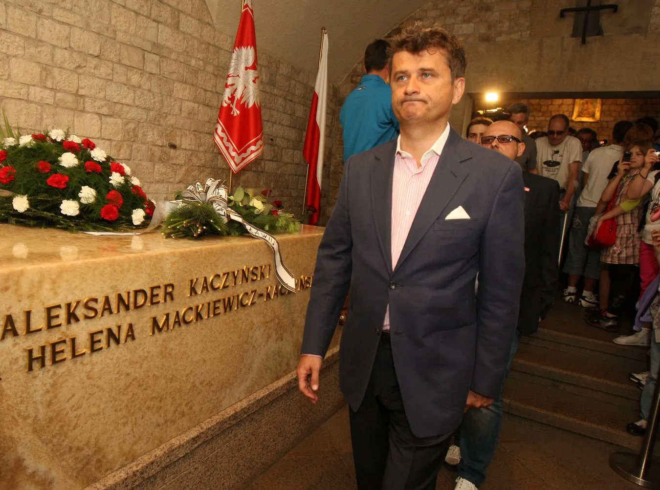 Janusz Palikot ostentacyjnie  minął sarkofag prezydenckiej pary