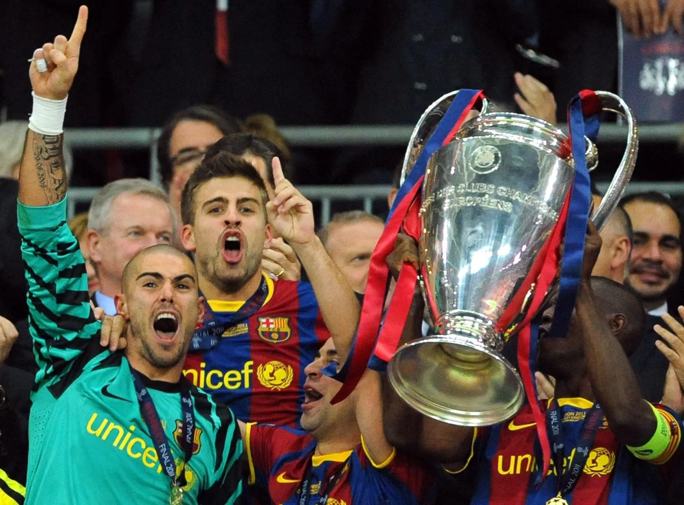 2116898-zawodnicy-barcelony-z-wywalczonym.jpg