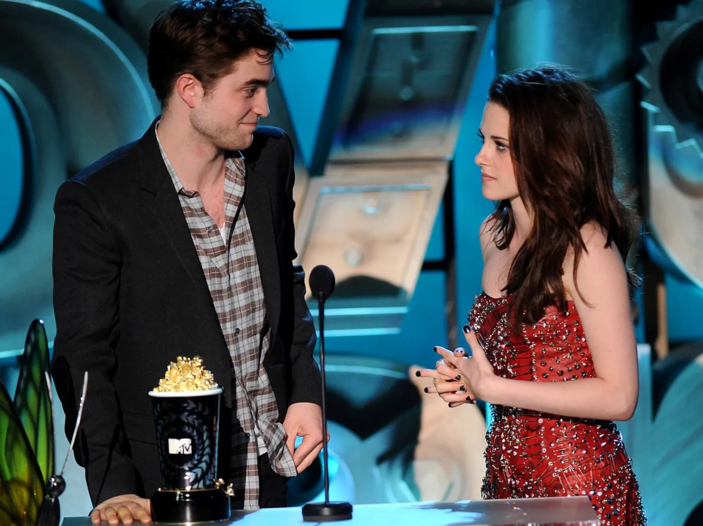Kristen Stewart i Robert Pattinson odbieają statuetkę MTV Movie Awards