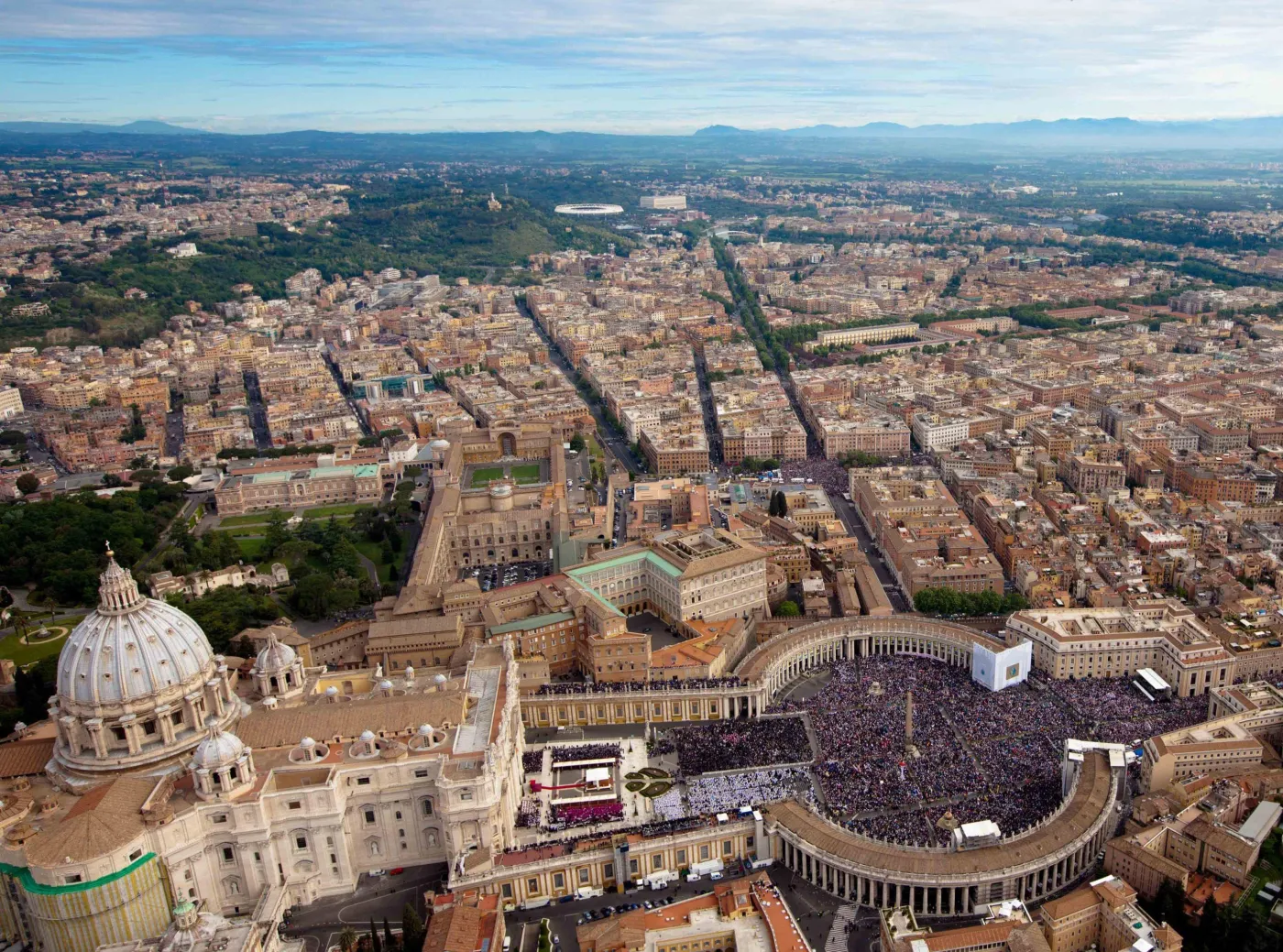 Ostatni wierni przeszli przed trumną Jana Pawła II. Bazylika już zamknięta