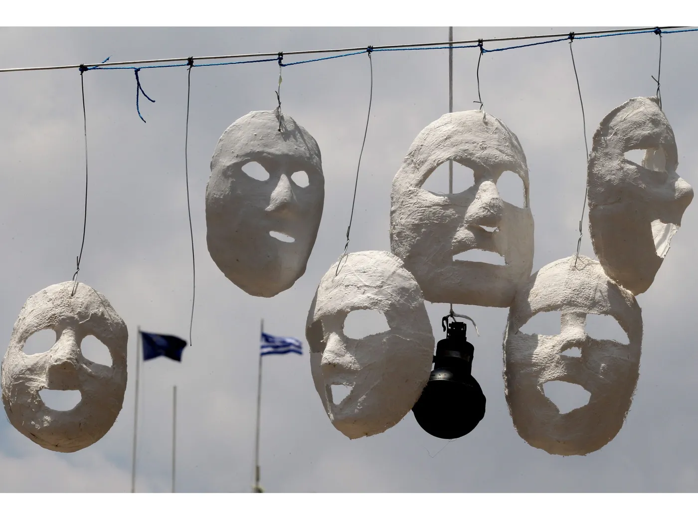 Maski i granaty z gazem łzawiącym na Placu Syntagma (Konstytucji) w Atenach upamętniają niedawne zamieszki