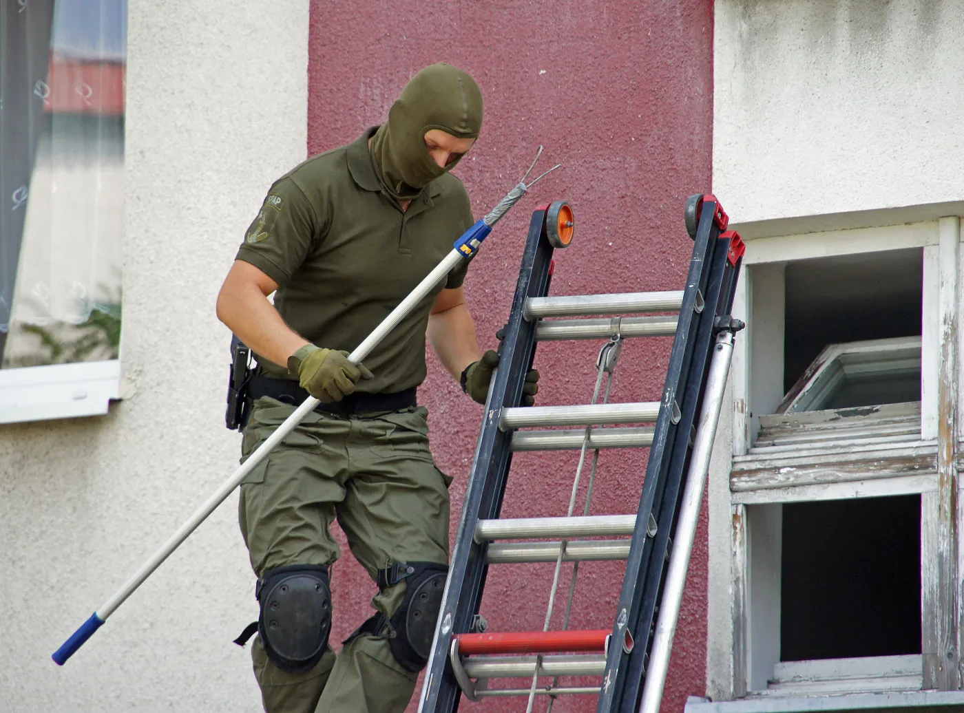 Policyjny antyterrorysta na miejscu eksplozji