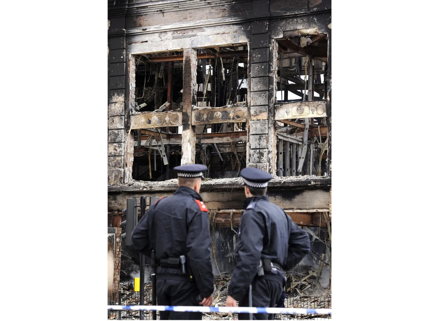 2359047-policjanci-obok-spalonego-budynku.jpg