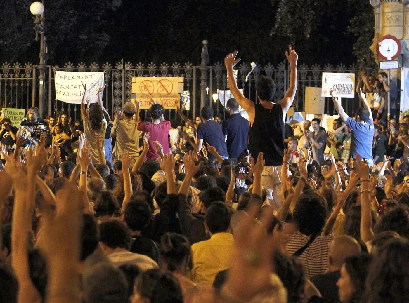Protestują też hiszpańscy "oburzeni". Zamieszki w Barcelonie