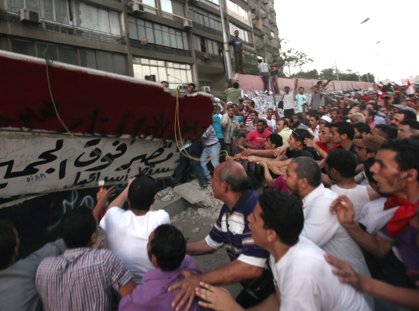 Tłum szturmuje mur wokół ambasady Izraela w Kairze