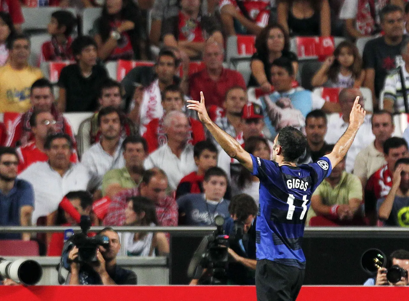 Ryan Giggs po zdobyciu gola w meczu z Benfiką Lizbona