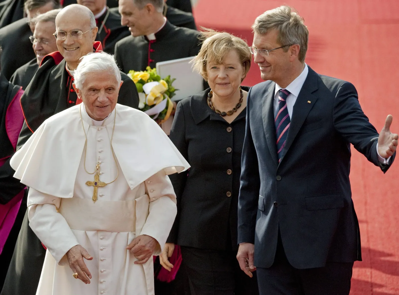Kanclerz Angela Merkel i prezydent Christian Wulff witają Benedykta XVI na lotnisku