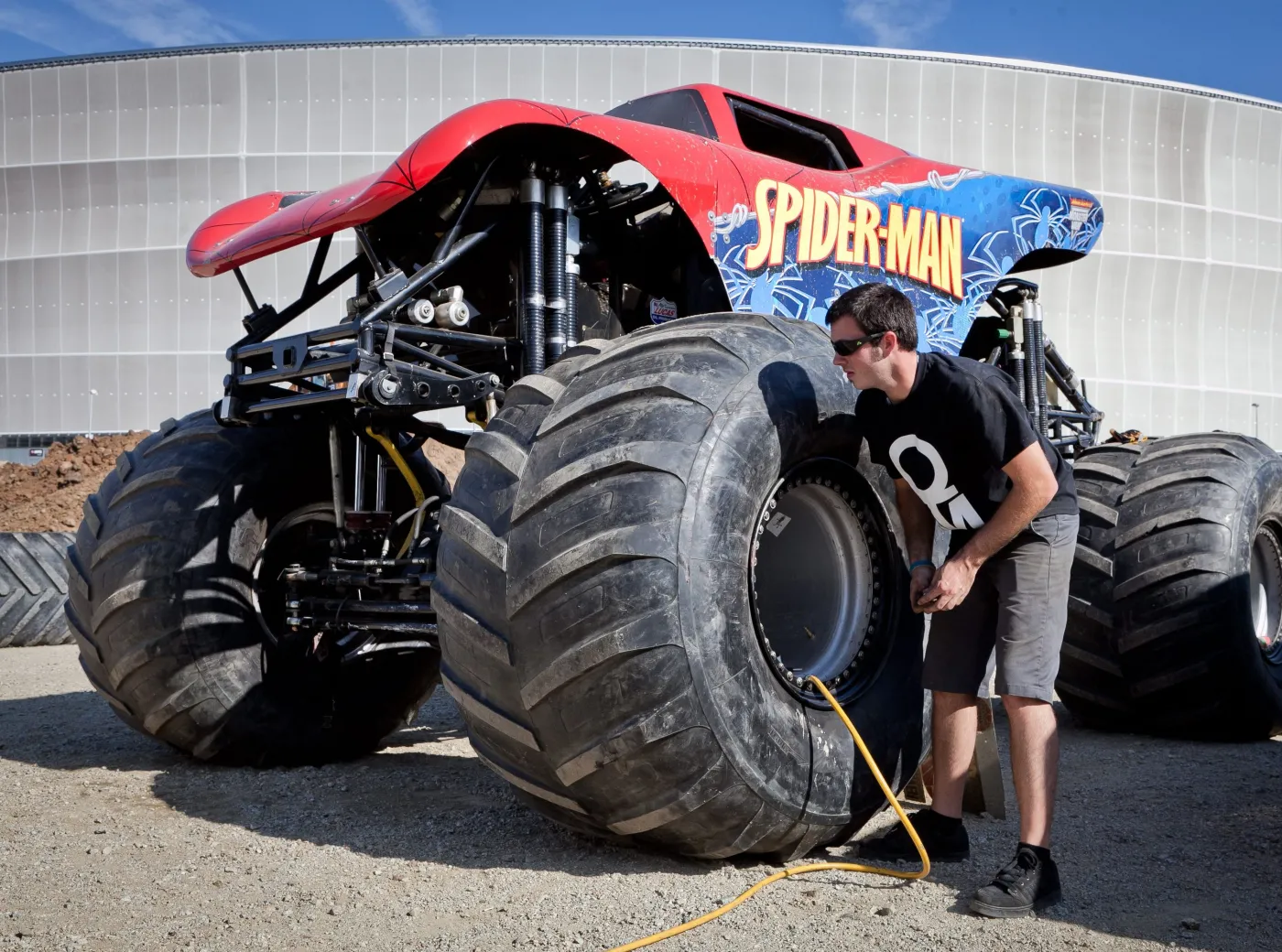 Przygotowania do wyścigów Monster Jam we Wrocławiu