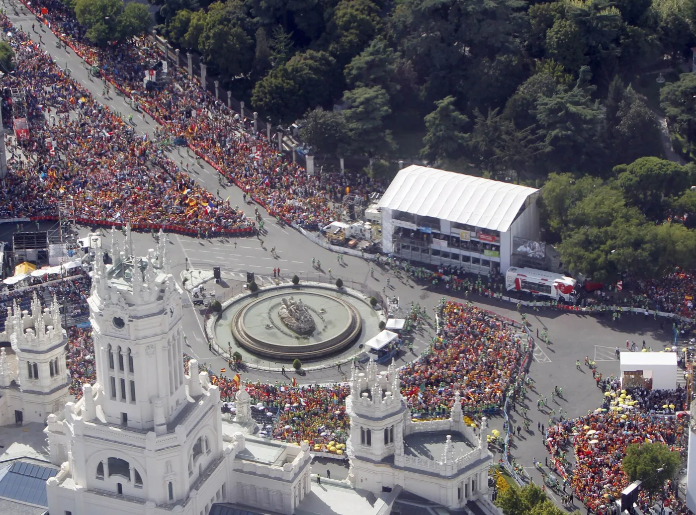 Tłumy młodzieży w centrum Madrytu czekające na papieża