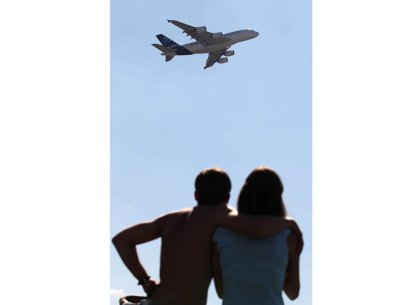 2391868-para-mlodych-ludzi-podziwia-airbusa.jpg