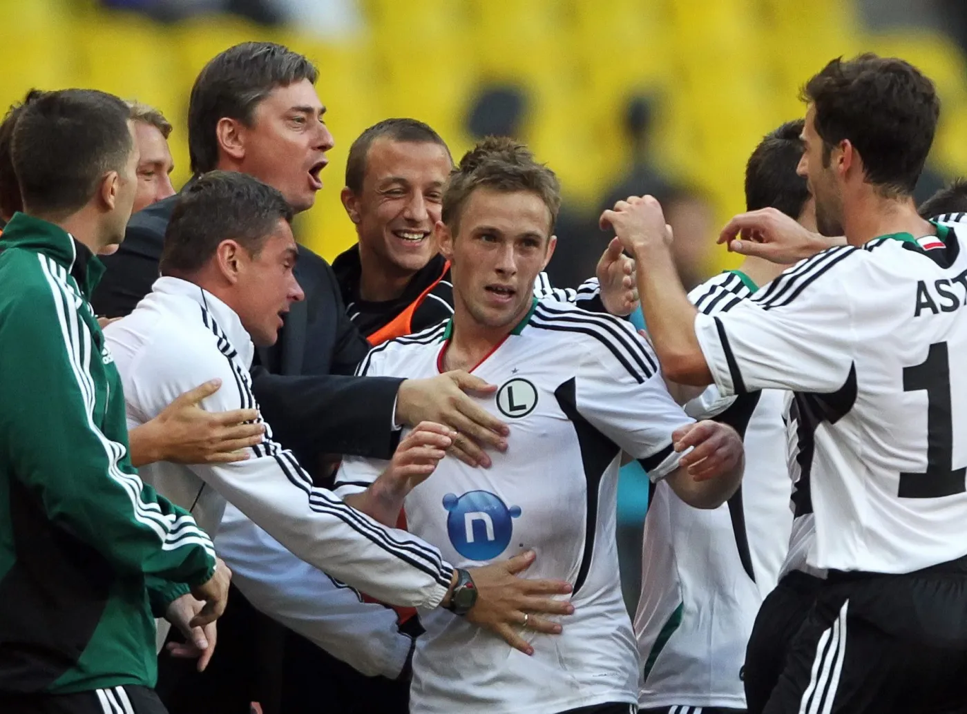 Maciej Rybus i inni zawodnicy Legii cieszą się ze zdobycia gola