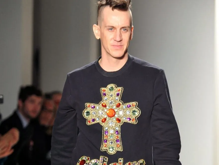 Jeremy Scott podczas pokazu swojej kolekcji w ramach Mercedes-Benz Fashion Week w Nowym Jorku