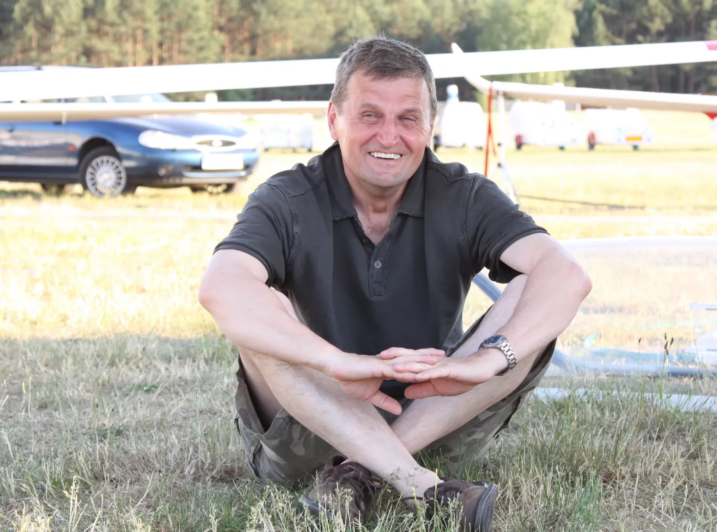 kapitan Tadeusz Wrona po skończonym locie w trakcie Szybowcowych Mistrzostw Polski w klasie Standard na lotnisku w Przylepie pod Zieloną Górą