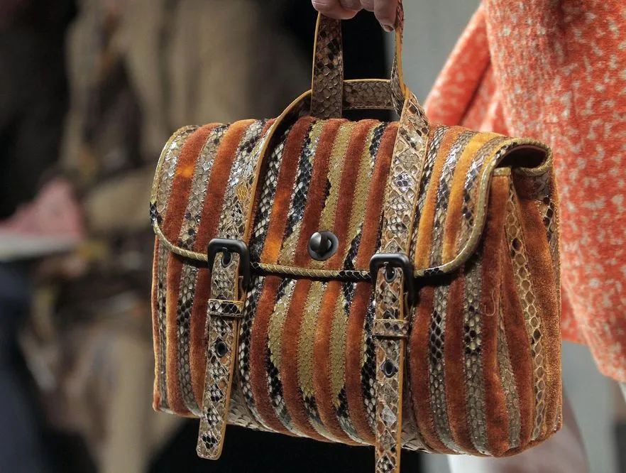 Torebka włoskiego domu mody Bottega Veneta prezentowana podczas tygodnia mody w Mediolanie