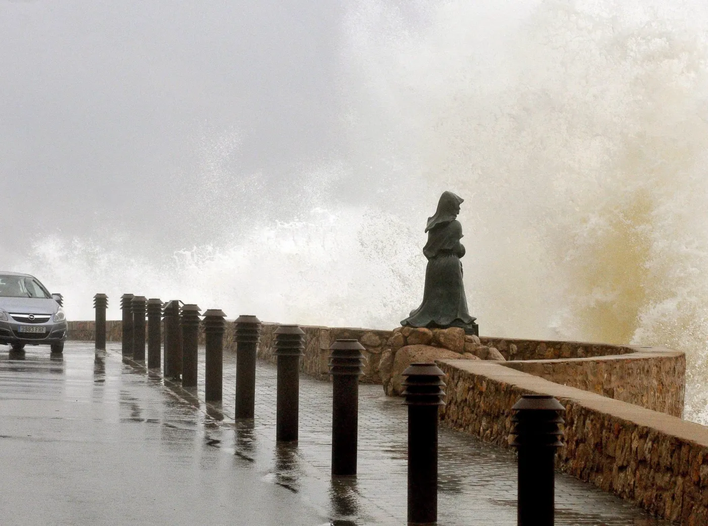 Fale sztormowe uderzają w promenadę w L'Escala, w północnej Hiszpanii