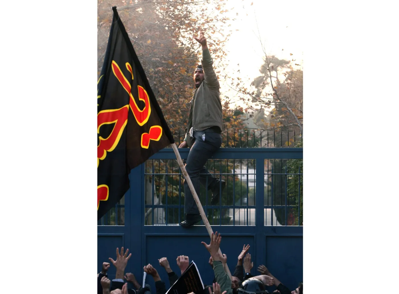 2793857-iranscy-studenci-szturmuja-ambasade.jpg