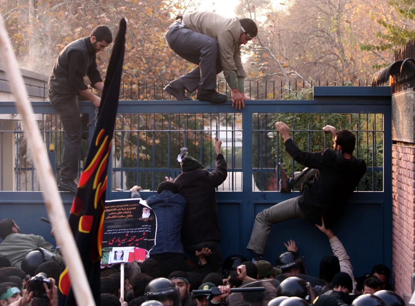 2793884-iranscy-studenci-szturmuja-ambasade.jpg