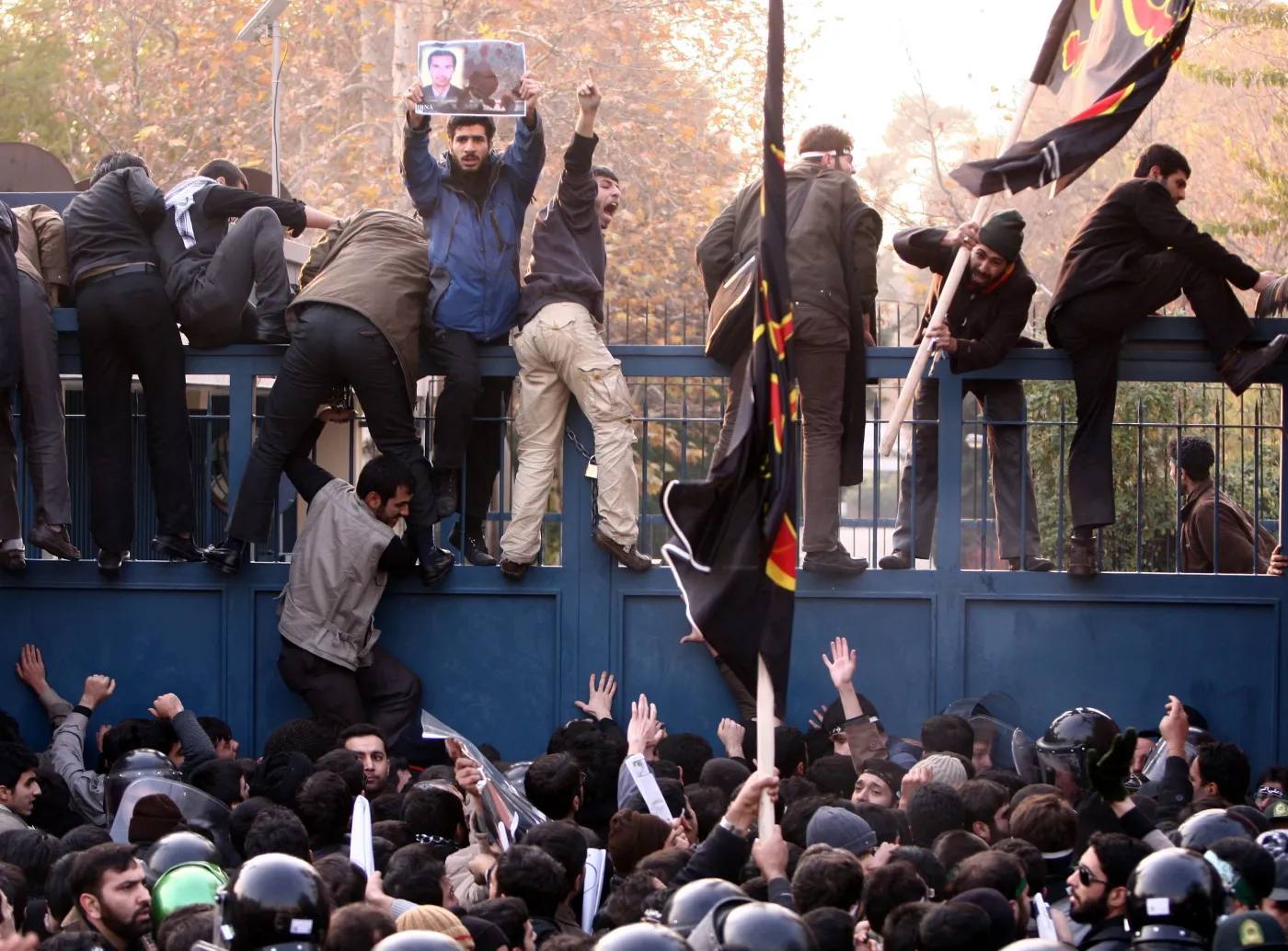 2793911-iranscy-studenci-szturmuja-ambasade.jpg