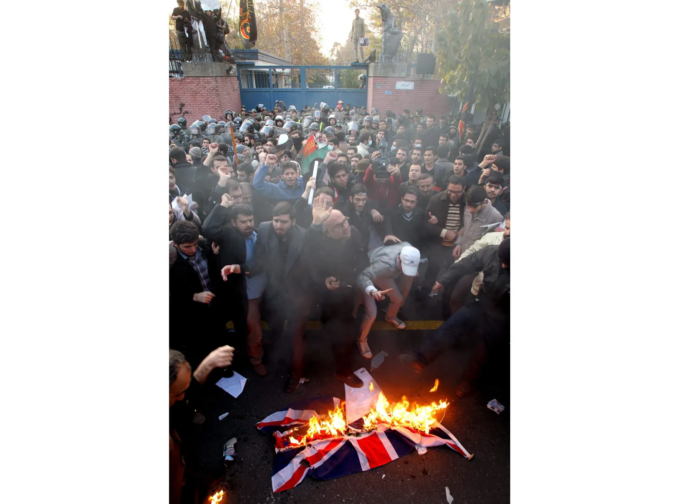 2794073-iranscy-studenci-szturmuja-ambasade.jpg