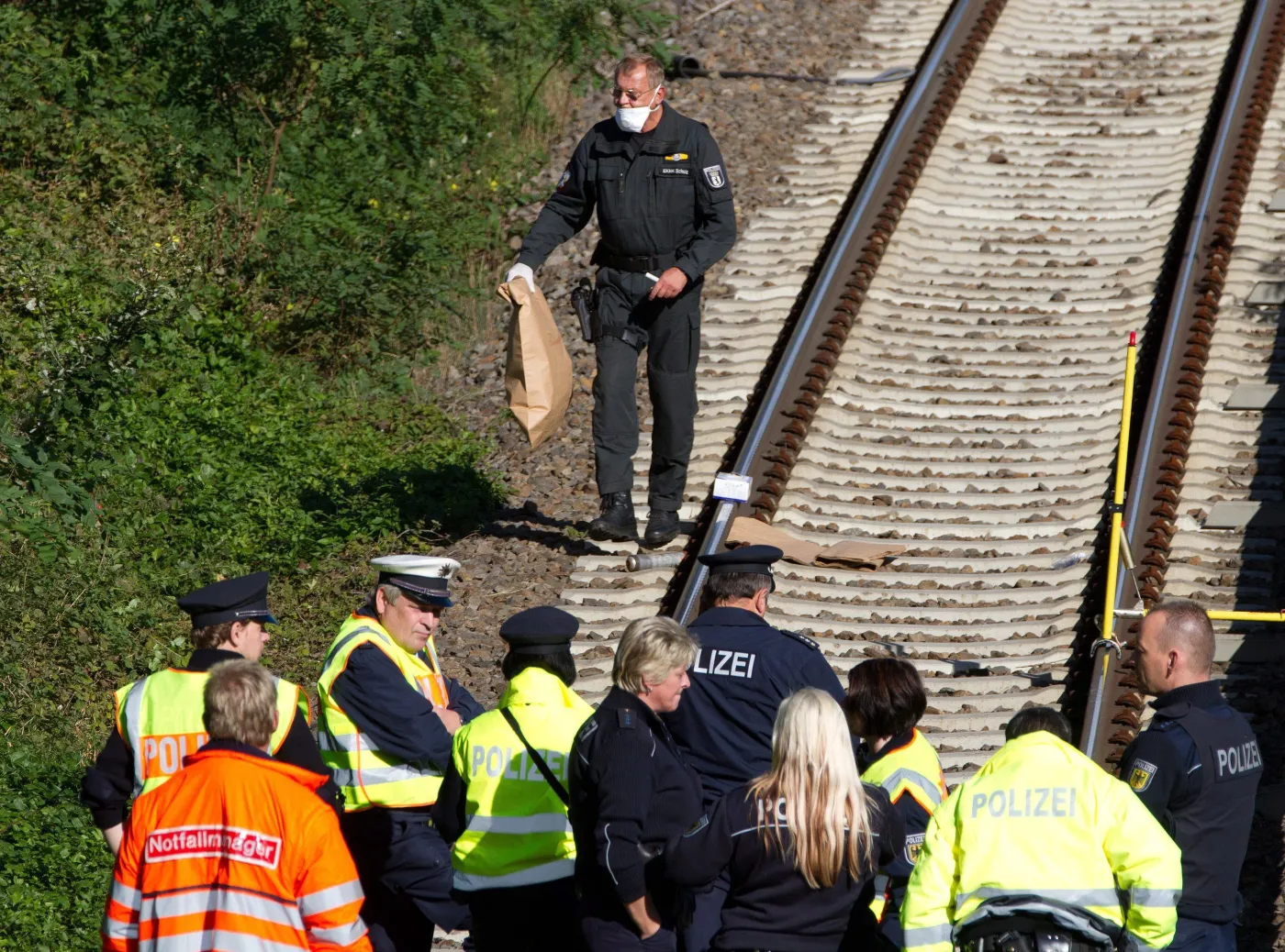 Policjant z ładunkiem znalezionym w pobliżu stacji Suedkreuz