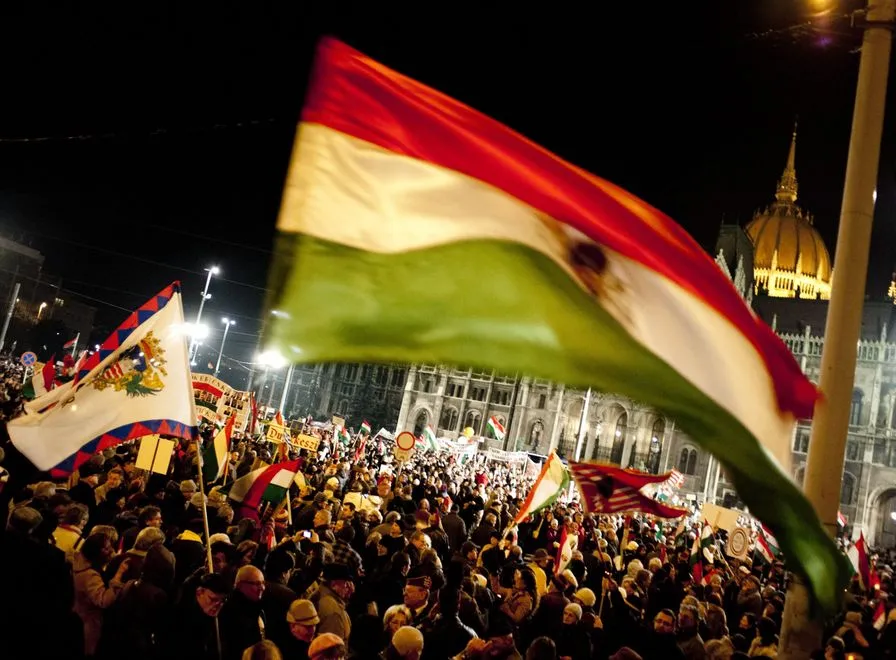 Pochodnie i flagi. Węgrzy ze wsparciem dla Orbana