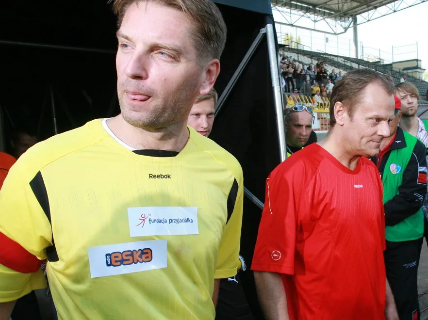 Tomasz Lis i Donald Tusk w czasie meczu piłki nożnej TVP