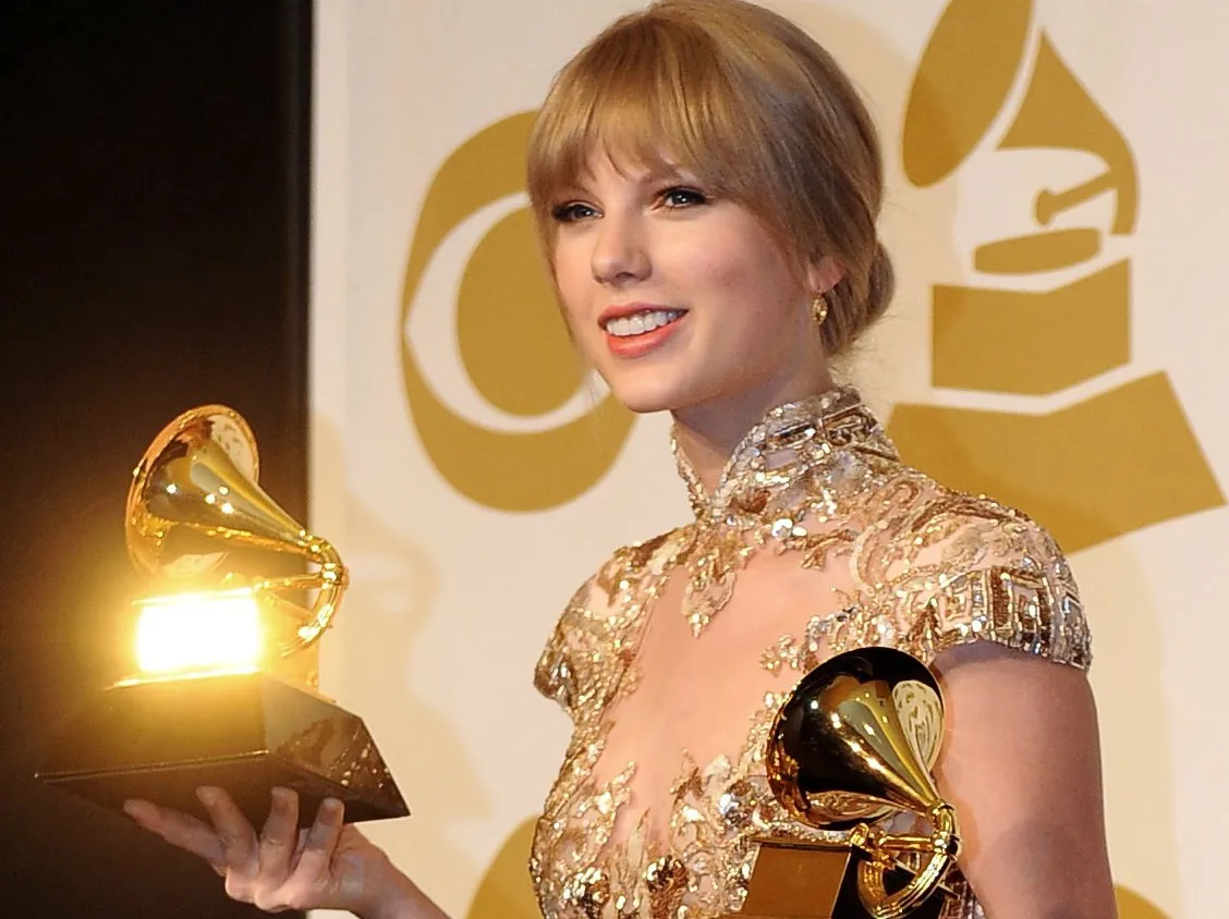 3084408-taylor-swift-zdobyla-dwie-statuetki.jpg