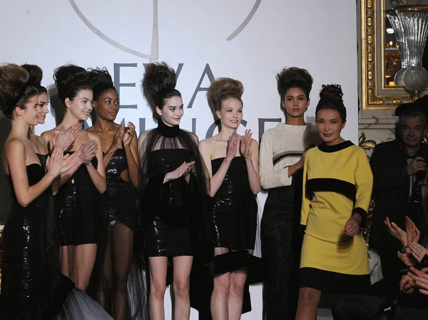 Eva Minge z modelkami - pokaz haute couture wiosna/lato 2012.