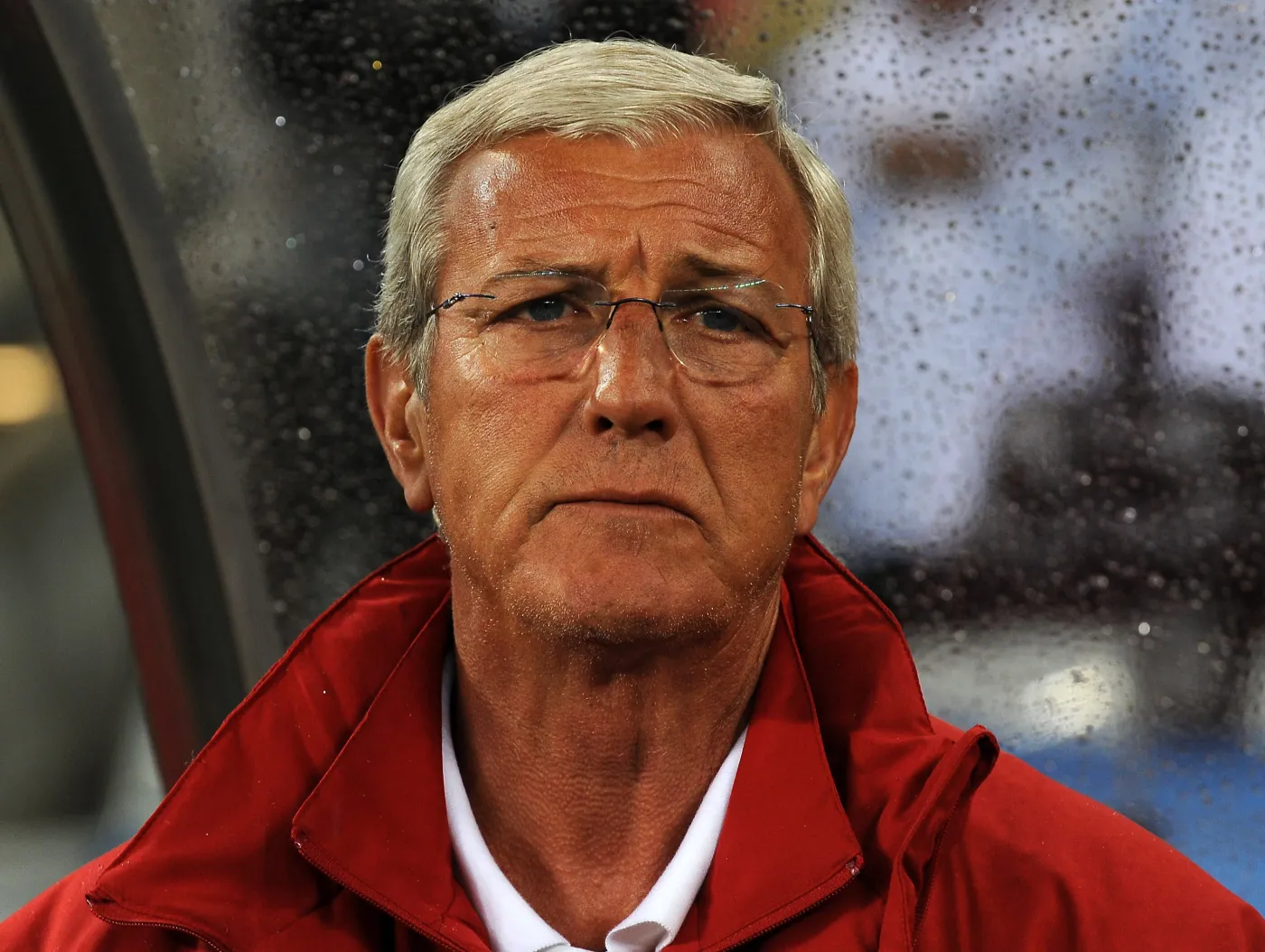 Marcello Lippi na ławce trenerskiej w trakcie meczu Włochy - Paragwaj na mundialu w RPA
